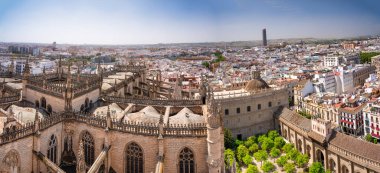 Sevilla siluetinin panoramik hava görüntüsü, Endülüs.