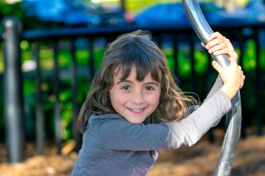 Mutlu genç kız salıncakla oynuyor.