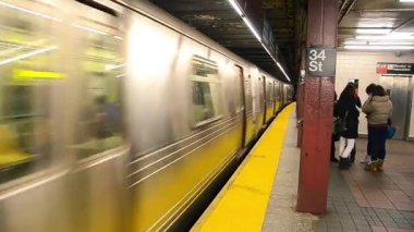 New York City - Mart 2012: Şehir istasyonu boyunca metro treni.