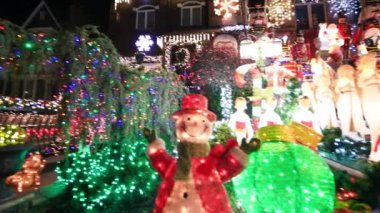 Brooklyn, New York - Aralık 2018: Dyker Heights ev dekorasyonunun gece ışıkları.