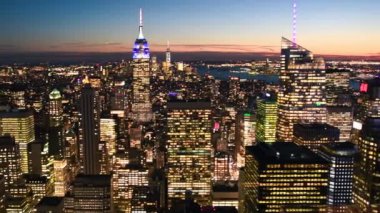 New York City - Aralık 2018: Manhattan gökdelenlerinin panoramik gece manzarası.