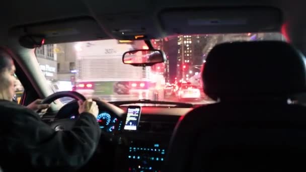 ニューヨーク市 2018年12月 マンハッタン トラフィックで夜間運転 — ストック動画