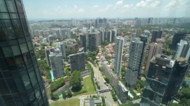 Singapur Şehir Merkezi ufuk çizgisi, şehrin çatısından hava manzarası.