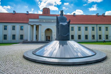 Vilnius, Litvanya - 10 Temmuz 2017: Güneşli bir yaz gününde Ulusal Müze.