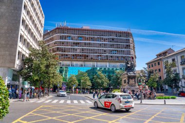 Granada, İspanya - 13 Nisan 2023: Turistlerle şehir trafiği.