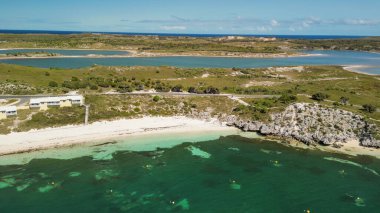 Rottnest Adası 'ndaki Geordie Körfezi Sahili ve Gölleri, hava manzarası - Avustralya