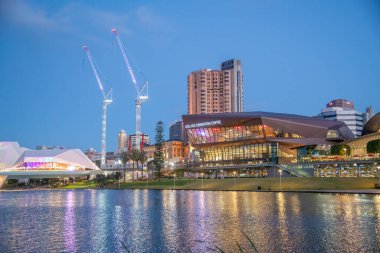 Adelaide, Avustralya - 15 Eylül 2018: Adelaide Kongre Merkezi ve Yaşlı Parkı.