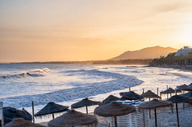 Marbella, İspanya - 5 Nisan 2023: İnsanlar şehir meydanında bir çeşme etrafında yürüyor.