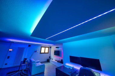 Modern bir bodrum odası. Geceleri renkli ışıklarla aydınlatılıyor.