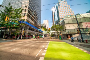 Vancouver, Kanada - 10 Ağustos 2017: Bir yaz gününde şehir merkezinin binaları ve sokakları.
