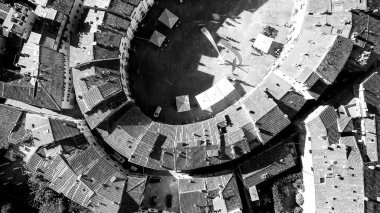 Lucca, Toskana 'daki Anfiteatro Meydanı' nın havadan görünüşü - İtalya.