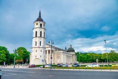 Vilnius, Litvanya - 9 Temmuz 2017: Vilnius şehir meydanındaki eski binalar.