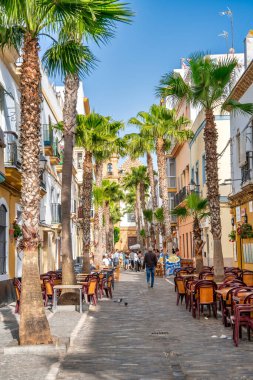 Cadiz, İspanya - 8 Nisan 2023: Turistler ortaçağ sokaklarıyla kent merkezini ziyaret ediyorlar.
