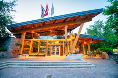 Whistler, Kanada - 11 Ağustos 2017: Geceleri şehrin güzel manzarası.