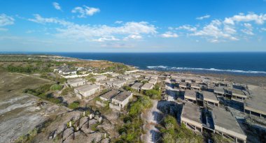 Endonezya, Bali 'deki Pandawa Sahili boyunca terk edilmiş mekanizmanın havadan görünüşü.