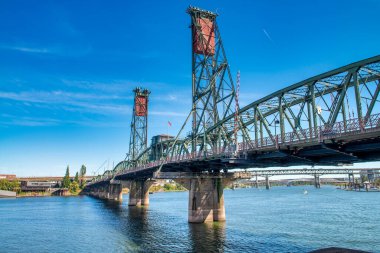 Portland, Oregon - 18 Ağustos 2017: Güneşli bir yaz gününde şehir sokakları ve binalar.
