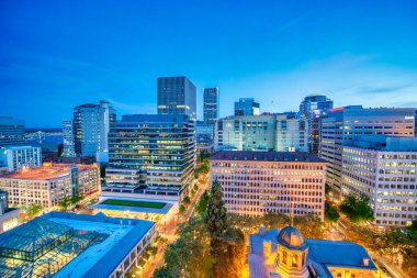Portland, Oregon - 19 Ağustos 2017: Şehir caddelerinin ve binaların gece manzarası.