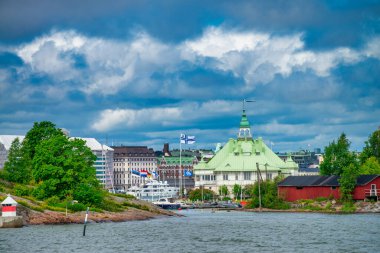 Helsinki, Finlandiya - 4 Temmuz 2017: Limandan şehir silueti.