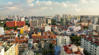 Singapur binalarının ve ufuk çizgisinin havadan görünüşü.