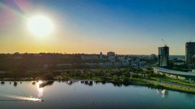 Batı Avustralya 'daki Swan River' dan gün batımında Perth 'in gökyüzü manzarası.