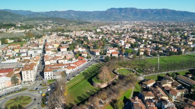 Lucca ortaçağ kasabasının havadan görünüşü, Toskana - İtalya.