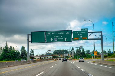 Vancouver, Kanada - 13 Ağustos 2017: Vancouver yolu trafik ışıklarıyla.