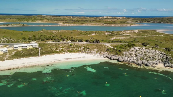 Rottnest Adası 'ndaki Geordie Körfezi Sahili ve Gölleri, hava manzarası - Avustralya
