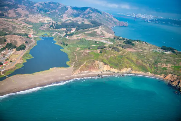 Güneşli bir günde Sausalito ve San Francisco 'nun kenar mahalleleri ve kırsalları, hava manzaralı..