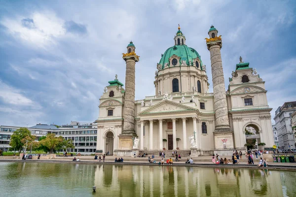 Viena Austria Agosto 2022 Los Turistas Visitan Los Alrededores Karlskirche — Foto de Stock