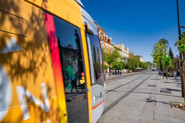 Sevilla Hiszpania Kwietnia 2023 Miejski Tramwaj Wzdłuż Centralnej Ulicy Słoneczny — Zdjęcie stockowe