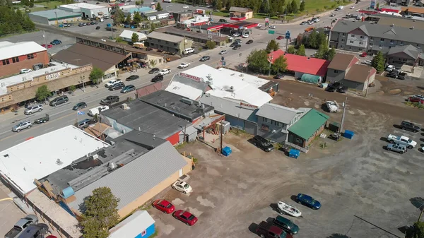 Batı Yellowstone, Montana - 10 Temmuz 2019: Şehir binalarının ve sokakların hava manzarası.