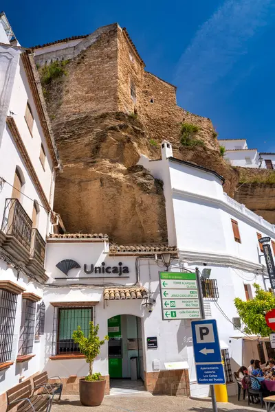 スペインのセテニル ボデガス 2023年4月6日 リオトレホの上に白い家と岩の上に家が建てられた典型的なアンダルシアの村 — ストック写真