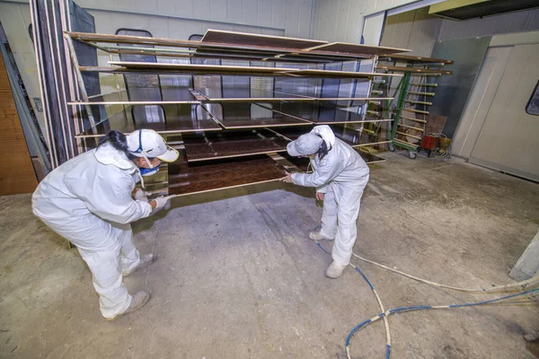 Duas Trabalhadoras Depositam Uma Laje Madeira Após Pintura — Fotografia de Stock