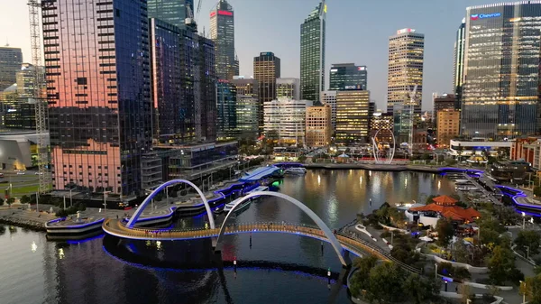 Günbatımında Elisabeth rıhtımından Perth 'in gökyüzü manzarası, Batı Avustralya