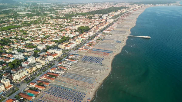 Yaz mevsiminde Lido di Camaiore ve Viareggio kıyılarının panoramik hava manzarası - Toskana, İtalya