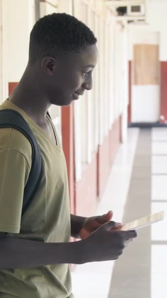 Afroamerikanischer Teenager Auf Dem Flur Der High School Vertikales Video — Stockvideo