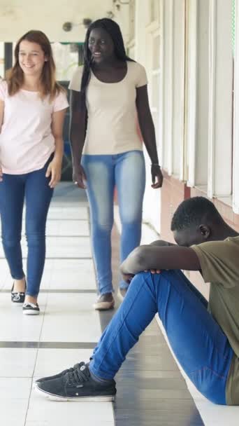 Adolescent Afro Américain Victime Intimidation Lycée Vidéo Verticale — Video