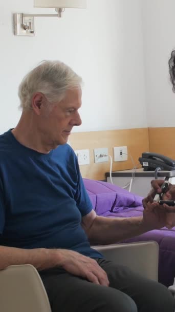 亚洲医生测量老年患者的血糖水平 垂直录像 — 图库视频影像
