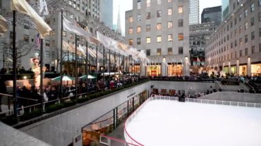 NEW YORK CITY - ARALIK 2018: Rockefeller İstasyonundaki Buz Pisti, yavaş çekimde panoramik manzara.