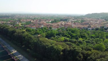 Reggia di Caserta, İtalya. Yaz mevsiminde insansız hava aracının yaptığı ünlü kraliyet binalarının hava manzarası..