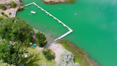 Yazın turistlerle birlikte Dierkes Park Gölü 'nün hava manzarası güneşli bir günde, İkiz Şelale, Idaho.