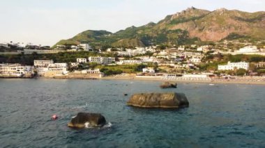 Citara, Ischia 'da suyun üzerinde kayalar var. Bir İHA görüntüsü.