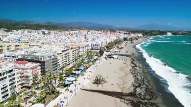 Estepona Andalusia 早上沿海城市景观美丽的空中景观 — 图库视频影像
