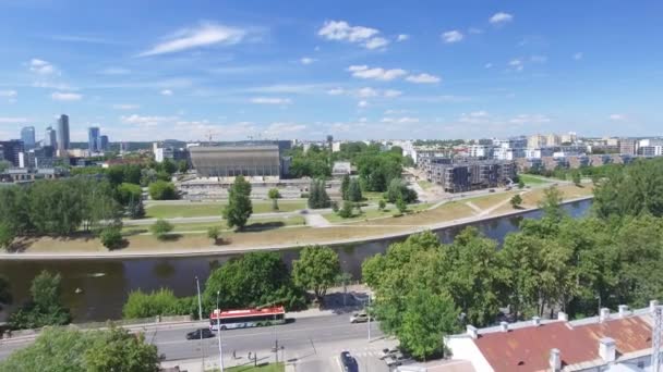 ネリス川と近代的な都市のスカイラインとビリニュスの航空写真 リトアニア — ストック動画