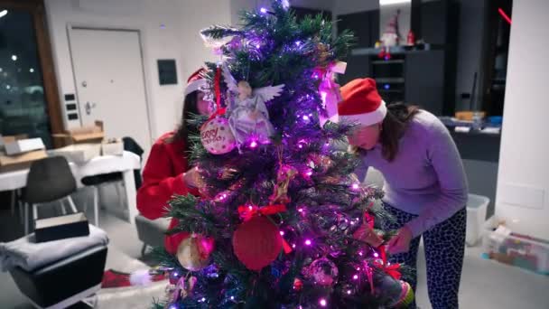 Weihnachtsbaum Einem Modernen Haus Mit Bunten Lichtern Schmücken — Stockvideo