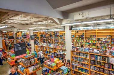 Portland, Oregon - 18 Ağustos 2017: Kitapları ve dergileri olan ünlü bir şehir kütüphanesinin içi.