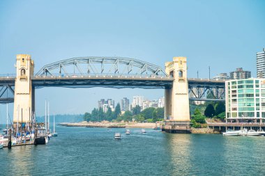 Vancouver, Kanada - 10 Ağustos 2017: Güneşli bir yaz gününde Granville Adası manzarası