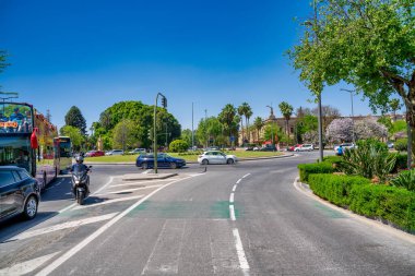 Sevilla, İspanya - 10 Nisan 2023 Avenida del Cid boyunca trafik.