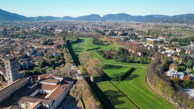 Lucca ortaçağ kasabasının havadan görünüşü, Toskana - İtalya.