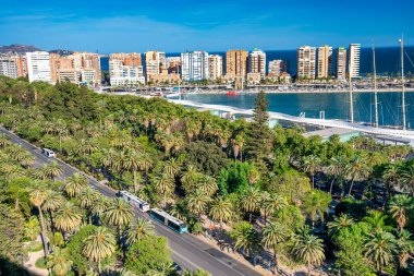 Malaga, İspanya - 14 Nisan 2023: Güneşli bir günde Malaga 'nın gökyüzü manzarası.